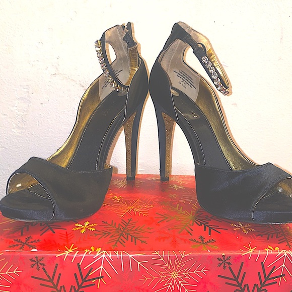 Size 7.5 Black classy sexy heels with glitter gold on the bottom diamond straps. - Picture 1 of 4